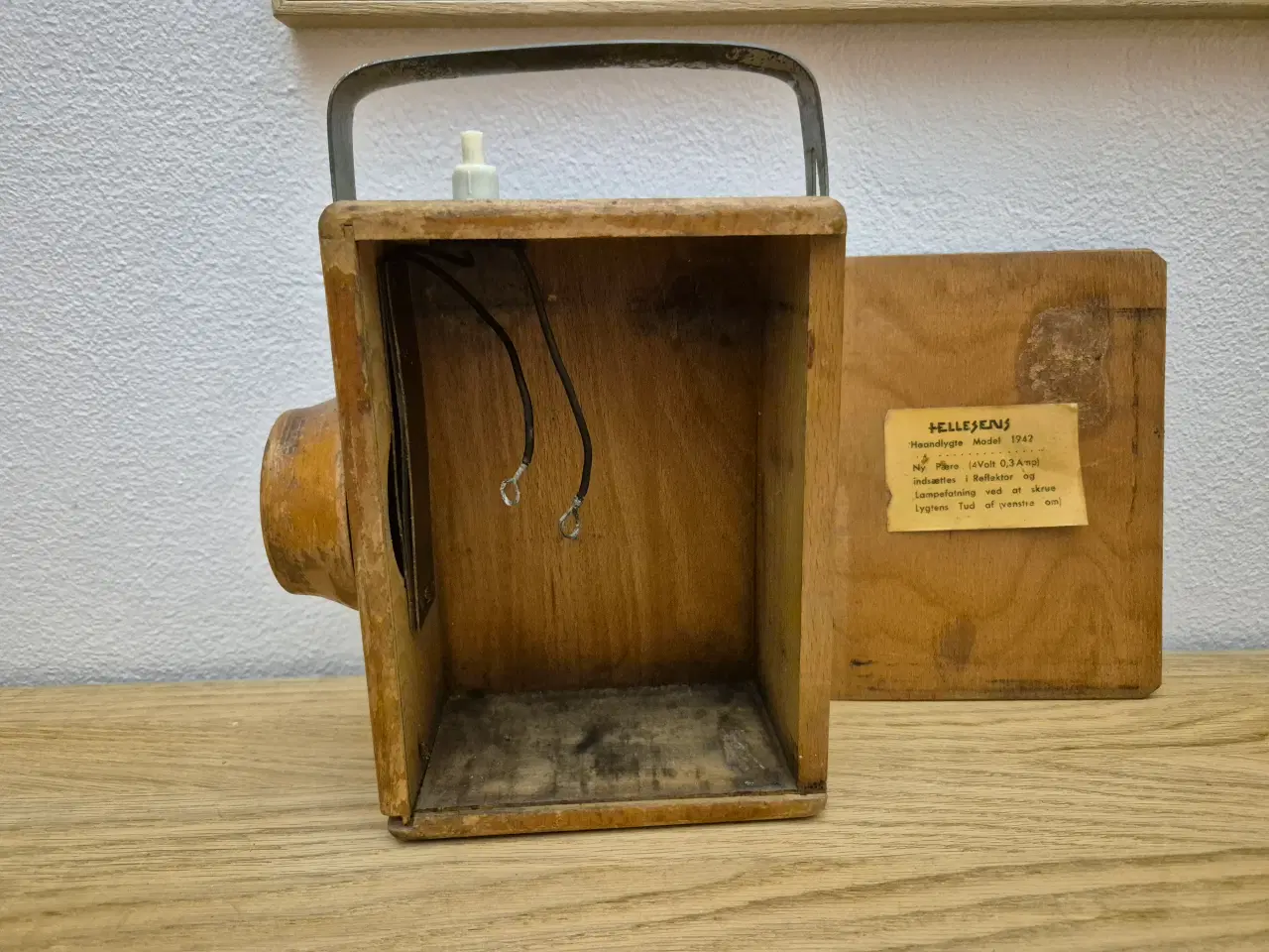 Billede 2 - Hellesens Håndlygte i Træ Model 1942