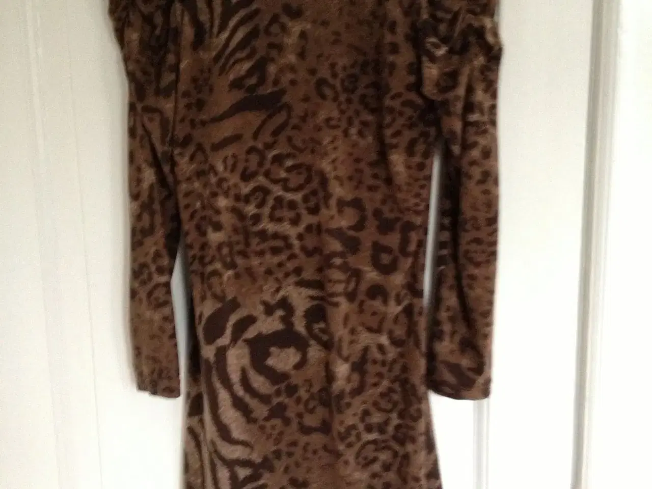 Billede 2 - One two kjole, leopardplettet