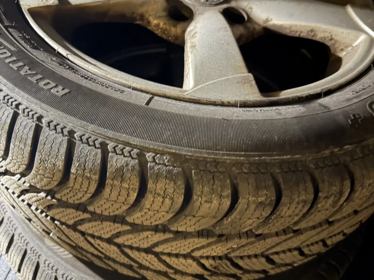 Billede 1 - Næsten nye vinterdæk
