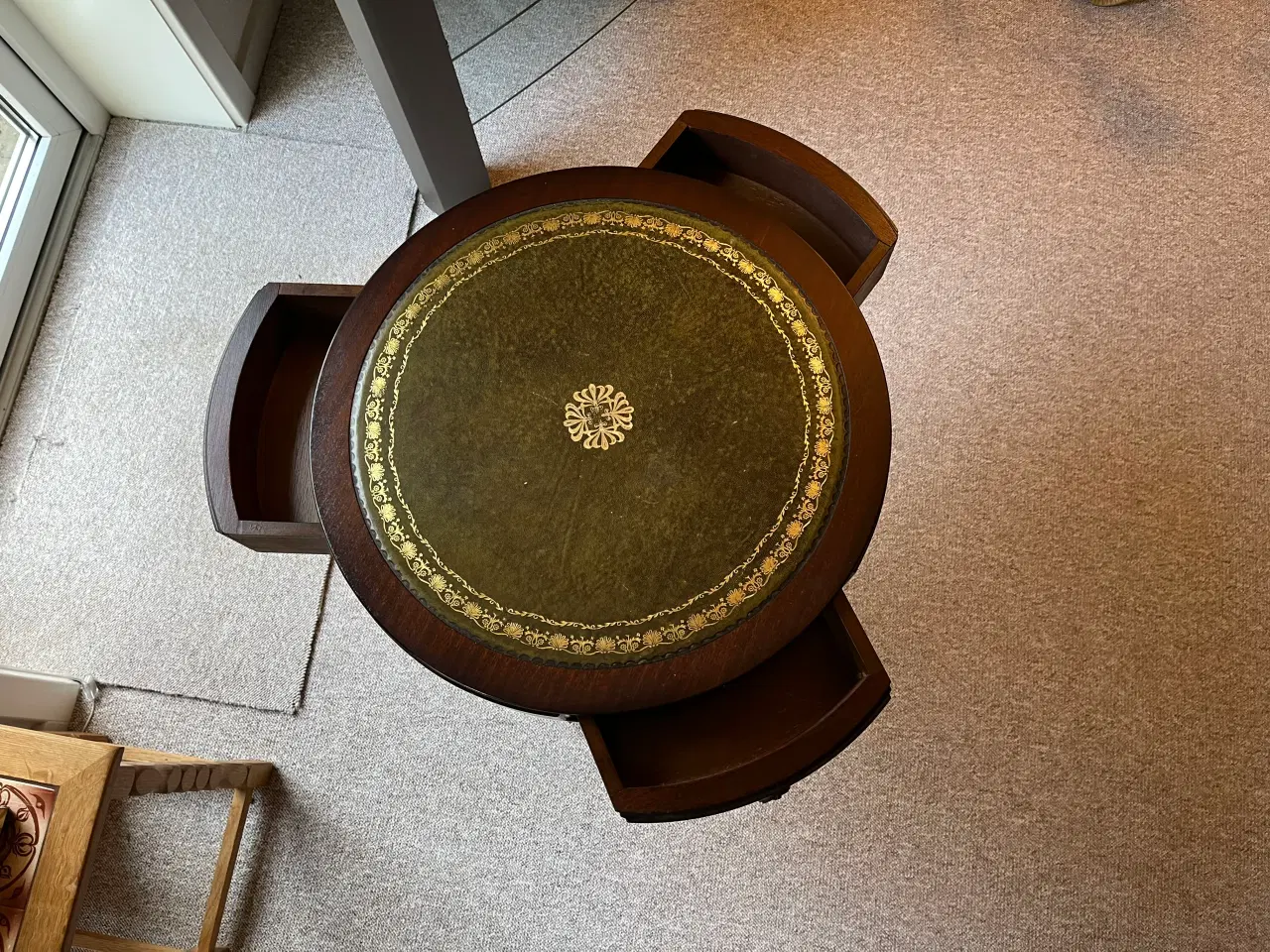 Billede 5 - Engelsk bord med 3 skuffer og bordplade i læder.