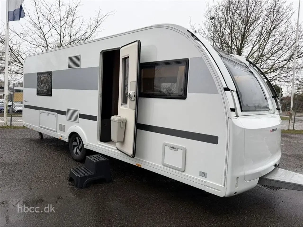 Billede 1 - 2023 - Adria Alpina 613 UT Adria Alpina 613 UT (2023) – Helårsluksus med Commodore telt og tæpper