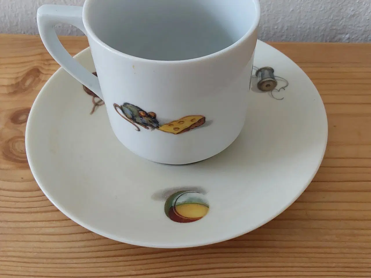 Billede 3 - Barnekop og dyb tallerken med motiv fra 1950'erne