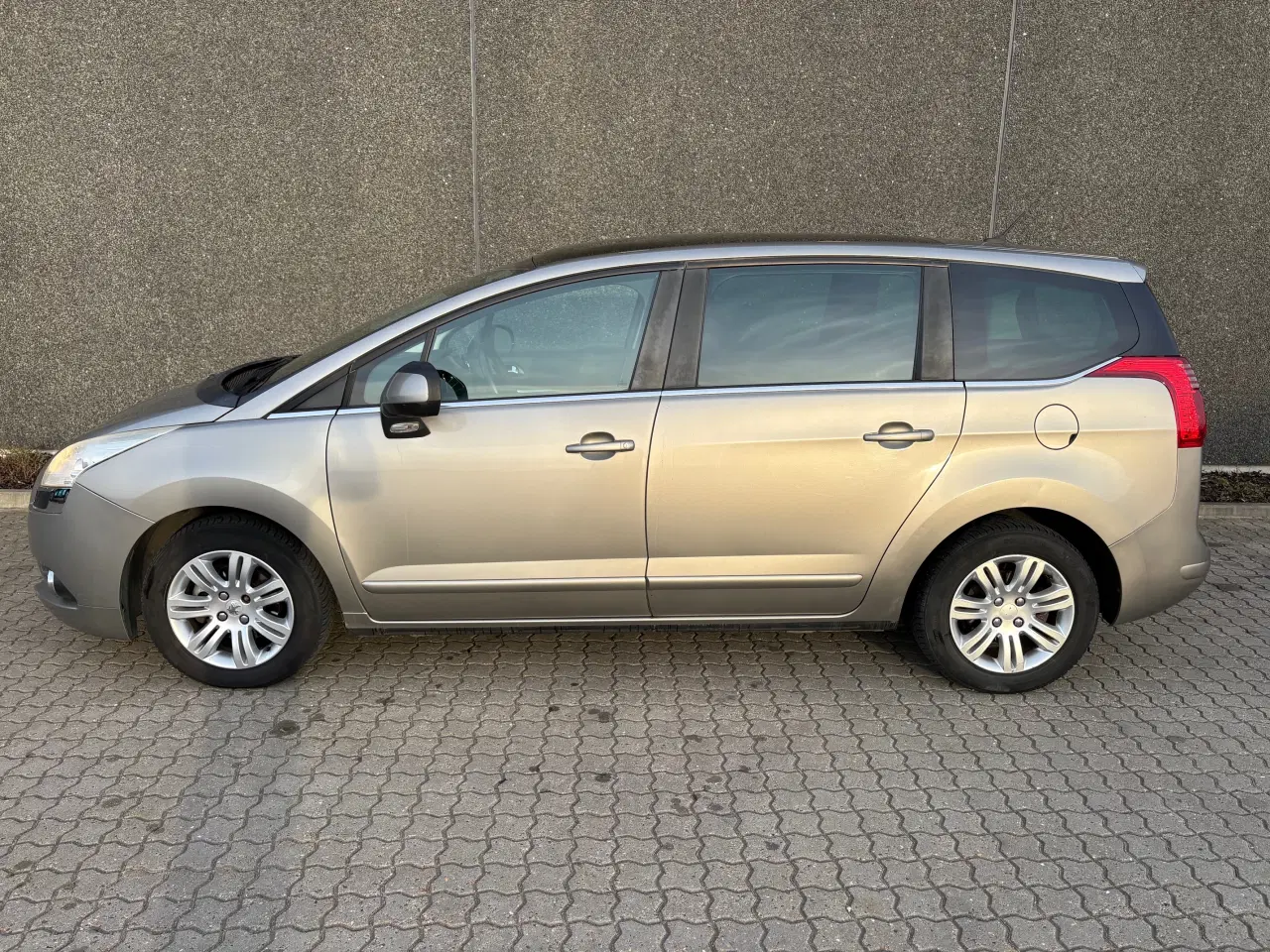 Billede 4 - Pæn og velkørende 7 Personers bil - Nysynet i 2026