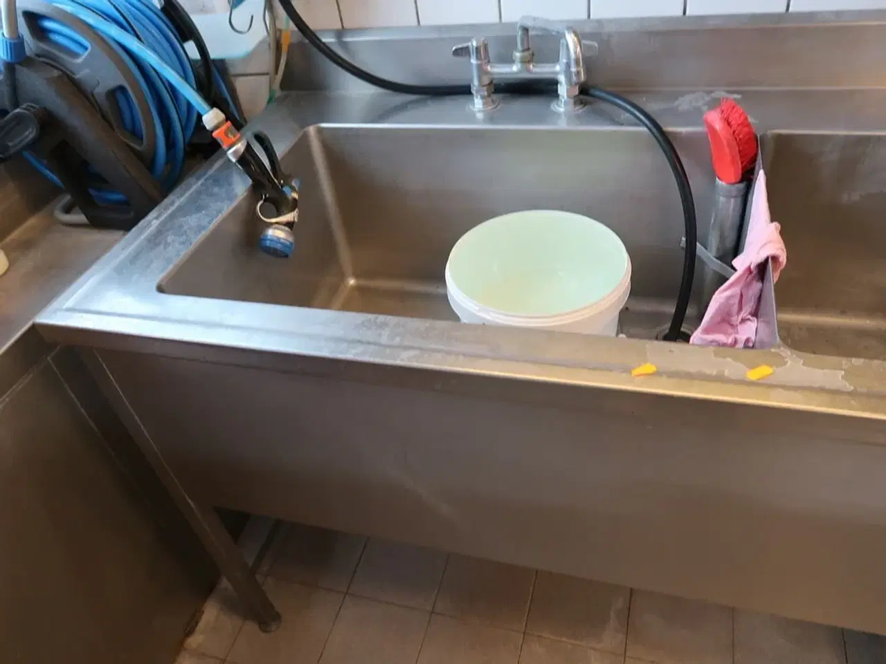 Billede 4 - Rustfri stålvaske med armatur