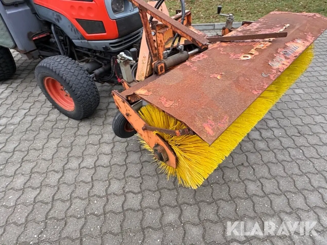 Billede 11 - Kompakttraktor med kost og spreder Kioti CK20 HST