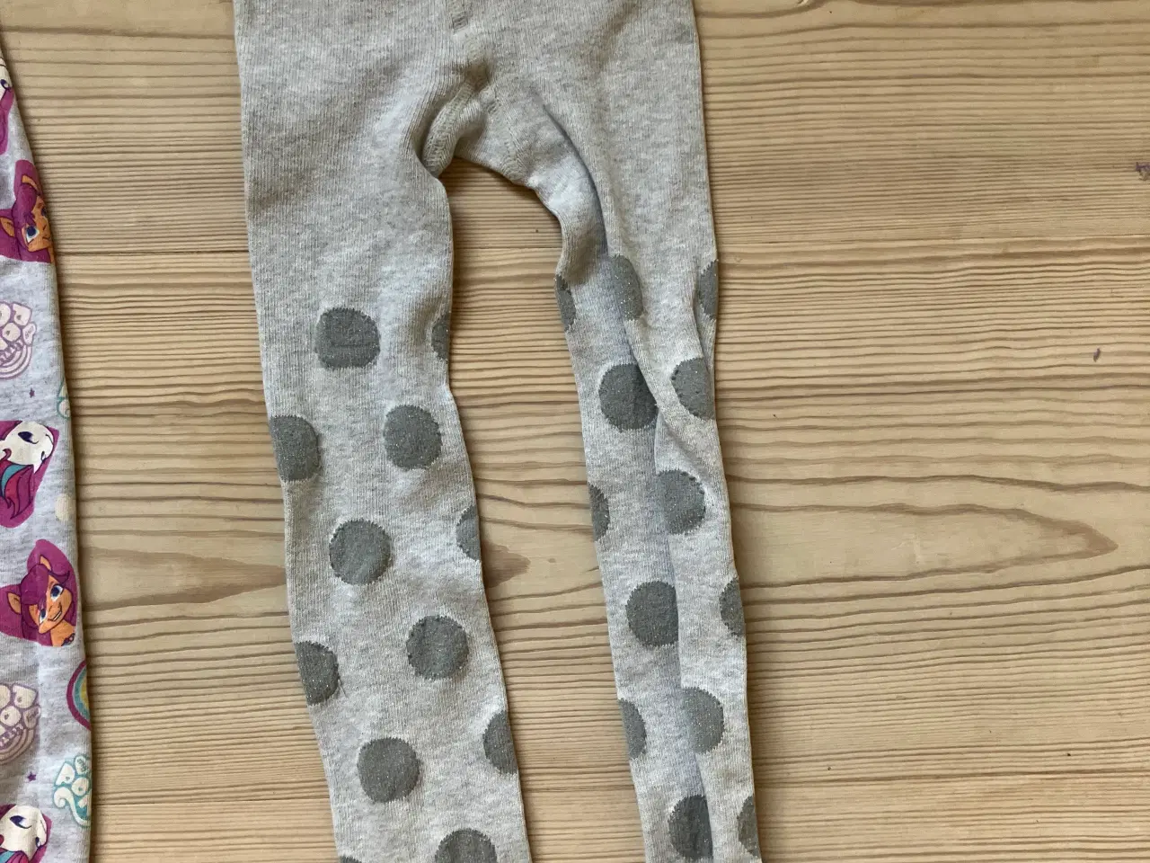 Billede 5 - 3 Legins og 1 buksestrømper, str 110/116