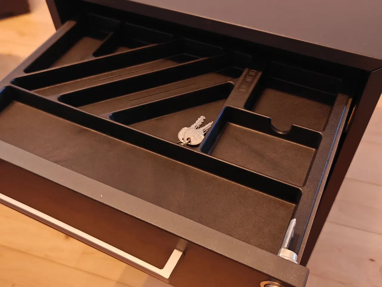 Billede 14 - Hvidt hæve-sænke skrivebord + Skuffeelement