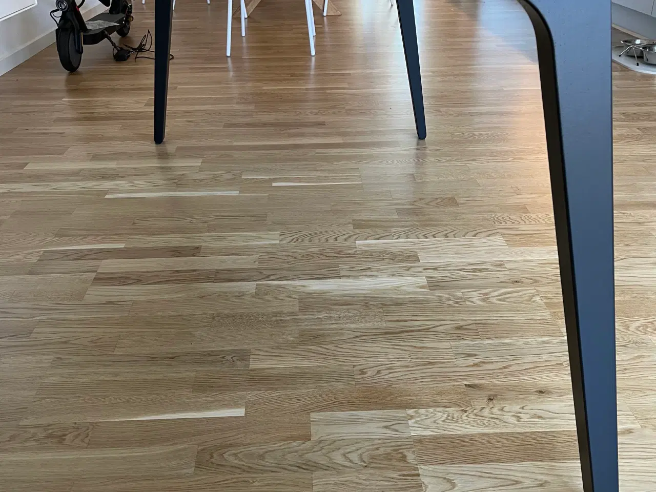 Billede 6 - Hvid højtrykslaminat spisebord med 2 tillægplader