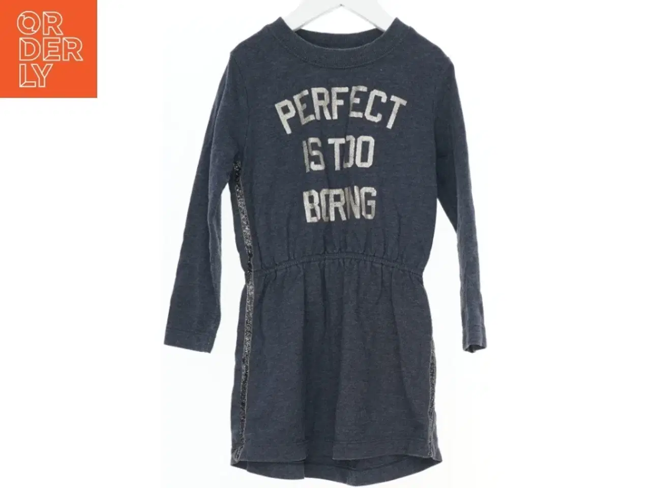 Billede 1 - Kjole med tekst fra Name It (str. 116)