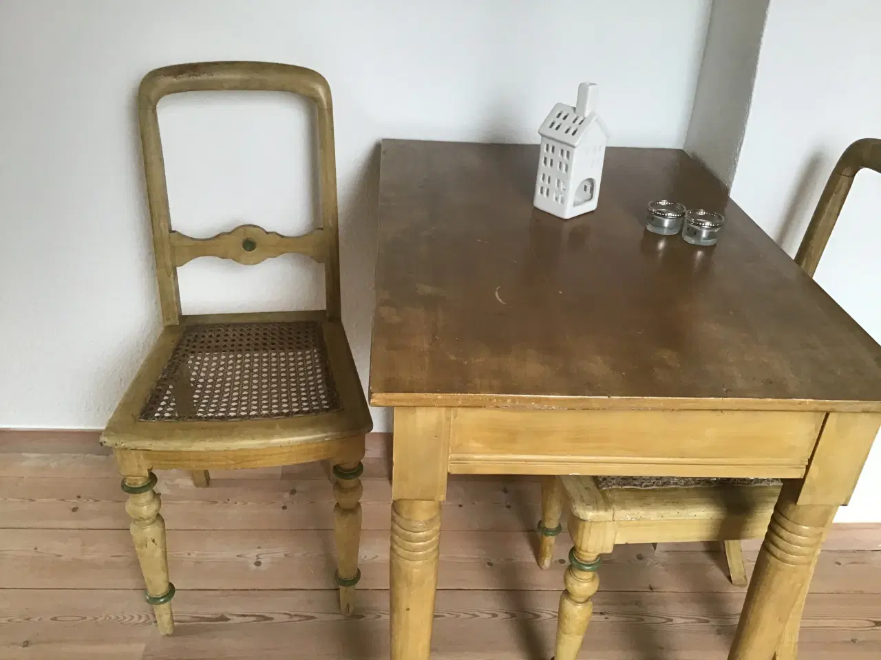 Billede 2 - Lille bord med 2 stole