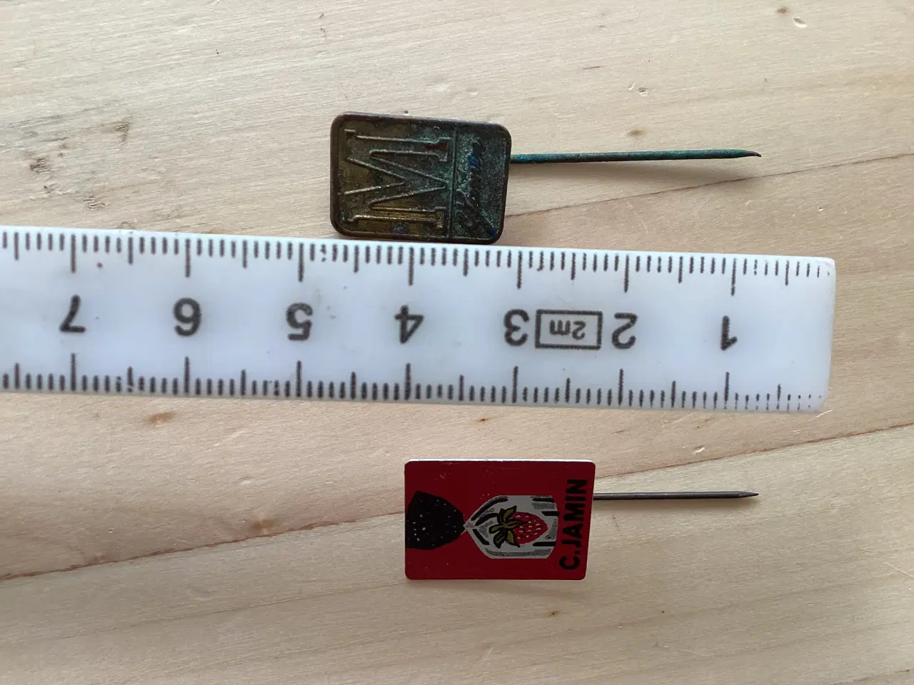 Billede 7 - 8 ældre pins 