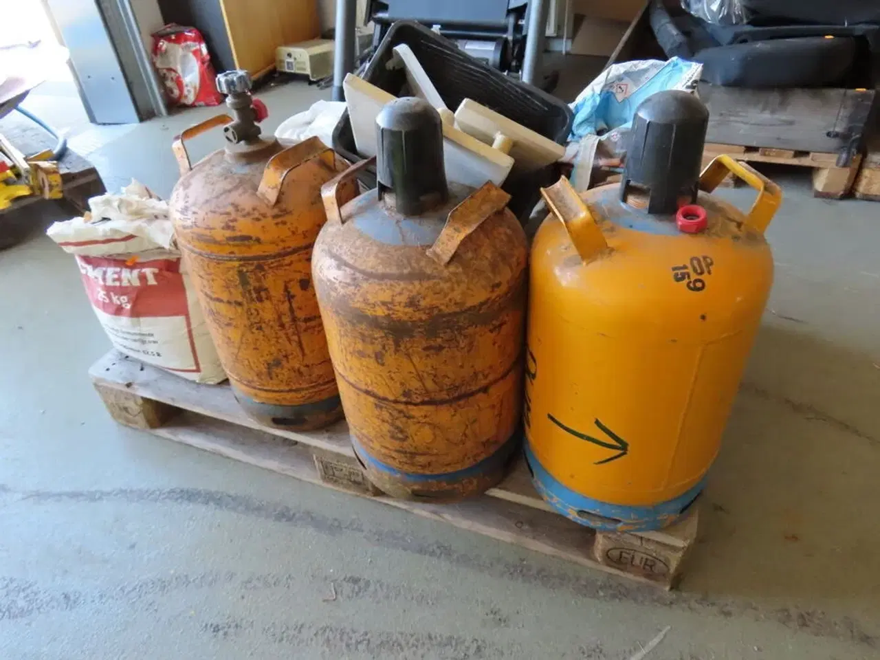 Billede 3 - Palle med indhold, gasflasker og materialer