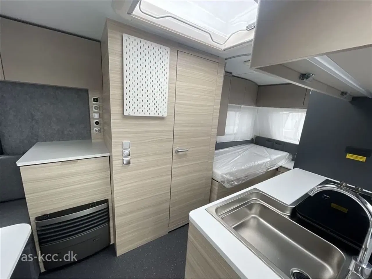 Billede 3 - 2026 - Adria Altea 492 LU   Adria Altea 492 LU årg. 2026 med enkeltsenge og udtræk. 5 sovepladser, 4 siddepladser. Glasfiber tag, sider, forende og bagende