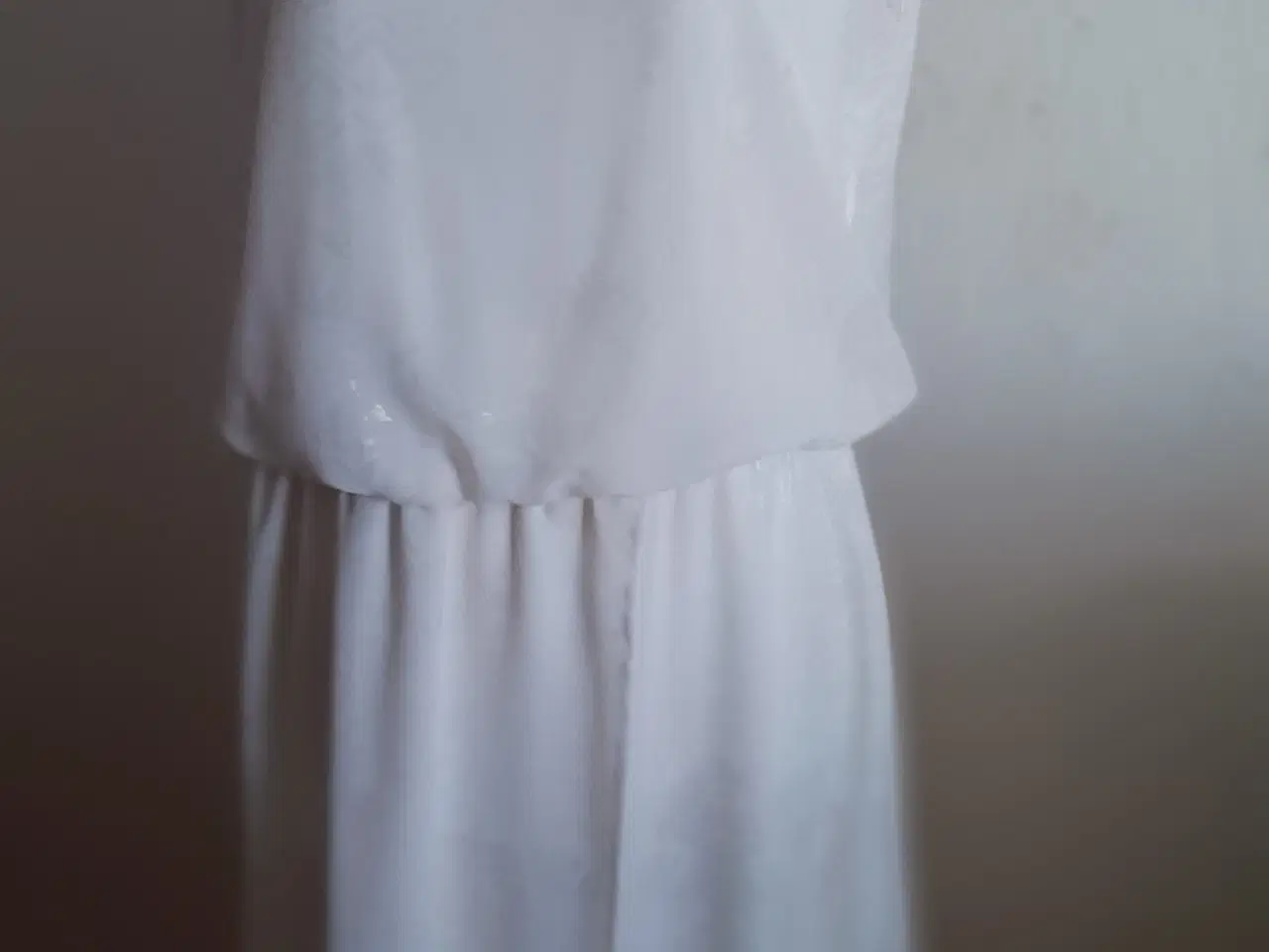 Billede 1 - Kjole-smuk Hvid med mønster-medi længde/str: M.