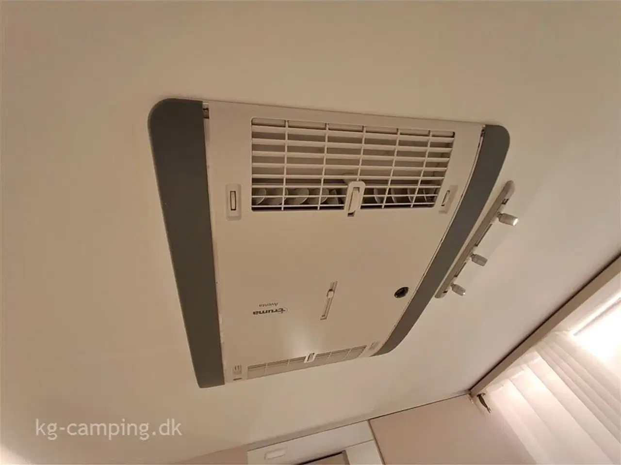 Billede 13 - 2024 - Adria Adora 613 UT Selected Edition   Lækker kampagnevogn med fritstående dobbeltseng, ALDE centralvarme og Aircontion.