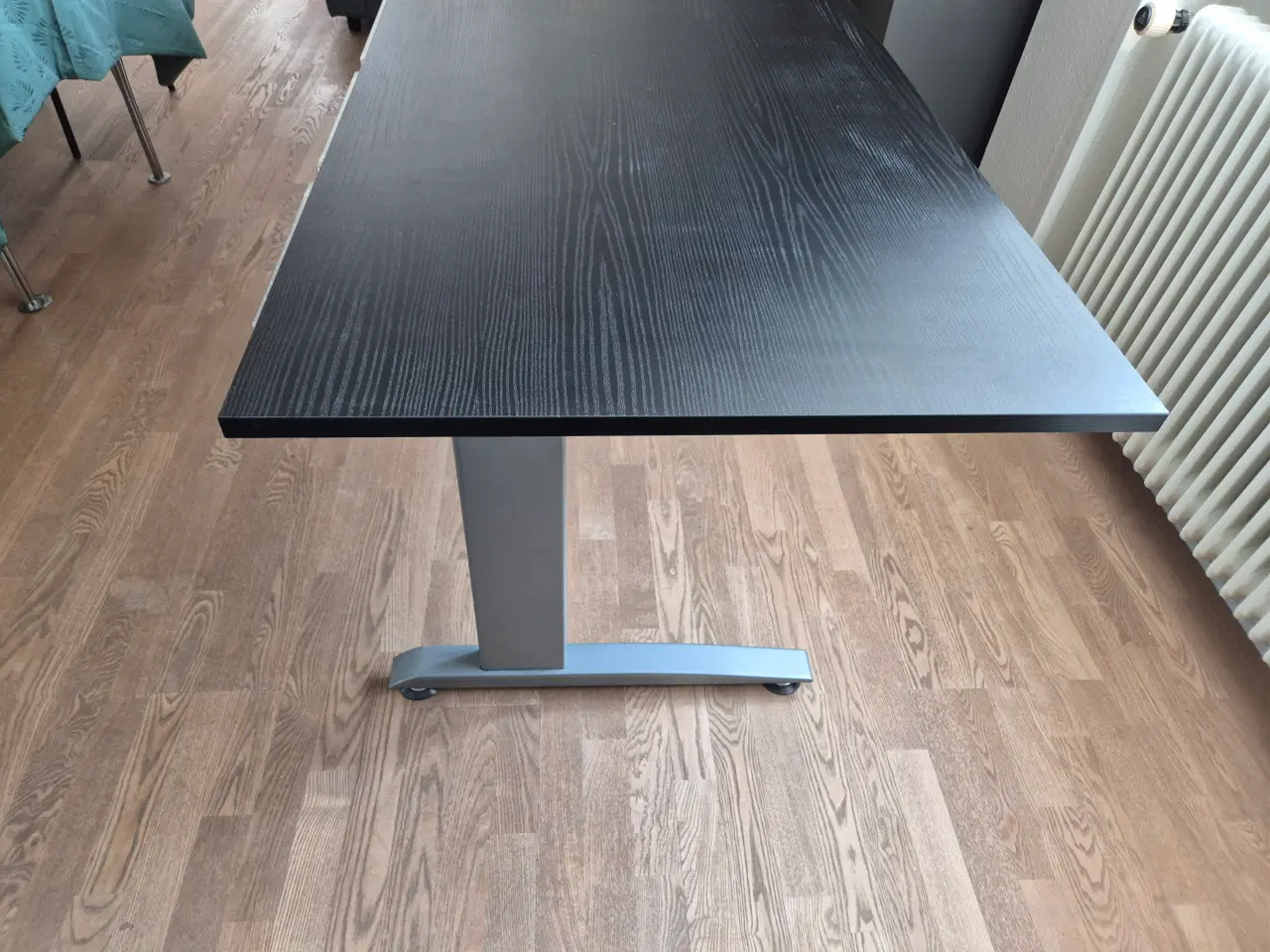 Billede 3 - Hæve-/skænkeskrivebord med RGB-lys