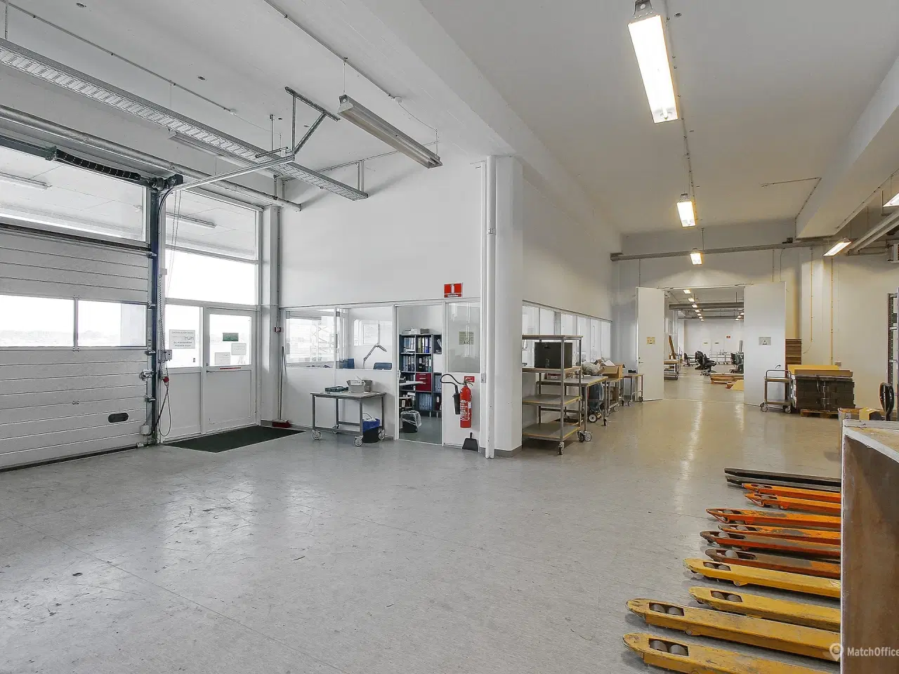 Billede 1 - 1026 m2 velindrettede lokaler til lager/lettere produktion og kontor.