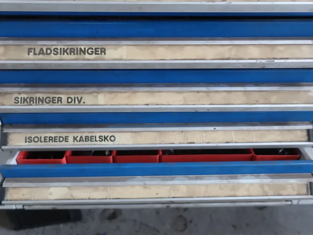 Billede 6 - Indhold i skabe