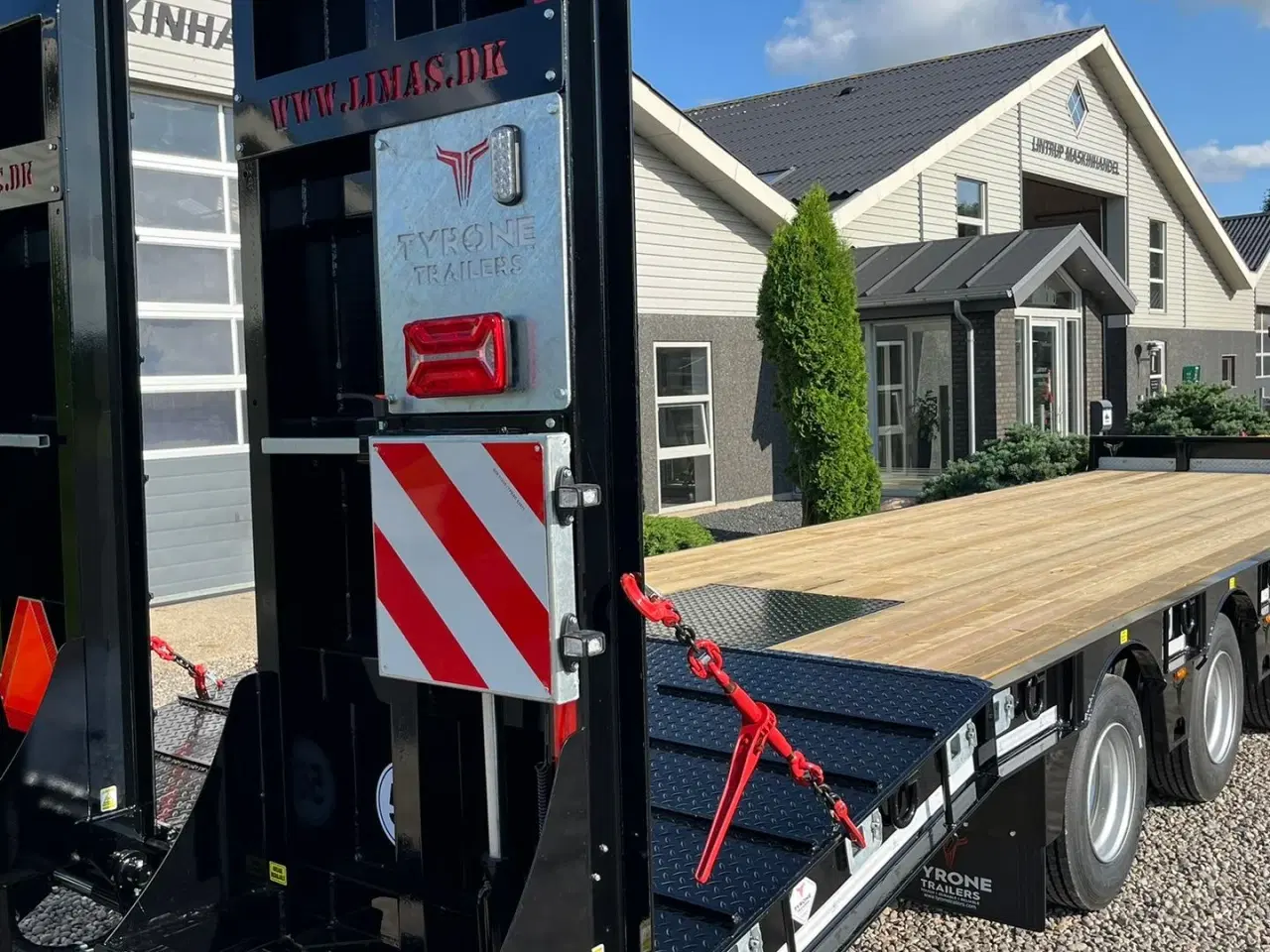 Billede 17 - Tyrone 33TLL LANG MODEL med kombi bremser, både luft og hydrauliske bremser. Affjedret træk og affjedret aksler. Med hydrauliske ramper og værktøjskasse