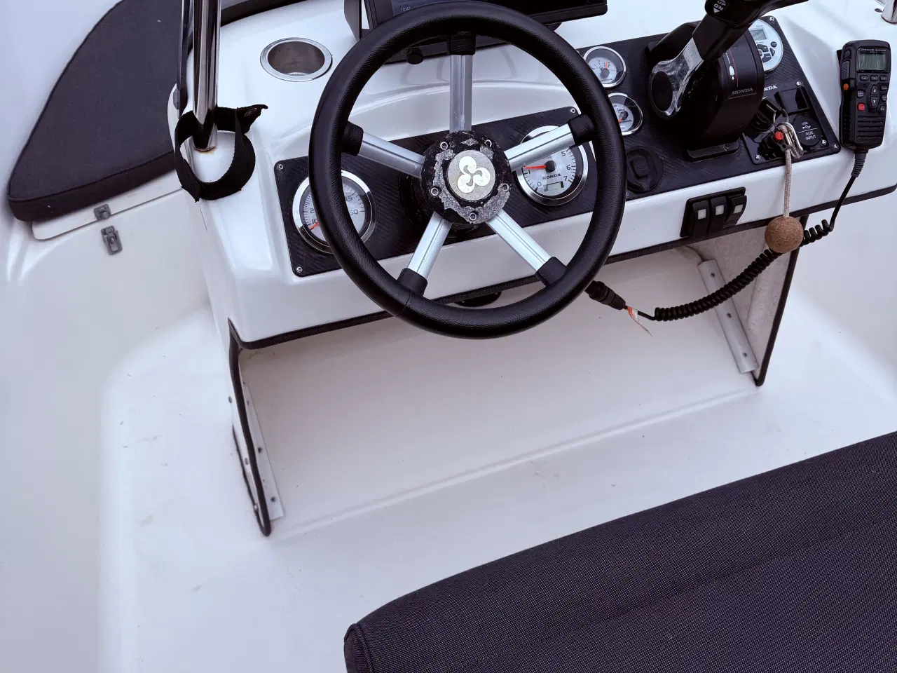 Billede 5 - Veludstyret motorbåd, Honda 80 HK 2018