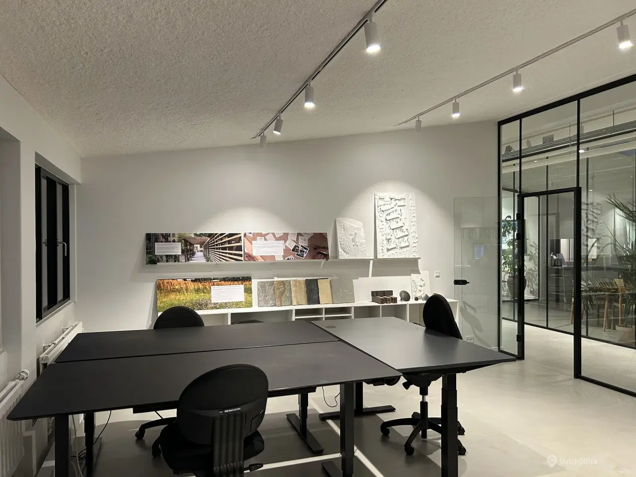 Billede 2 - 3 kontorpladser til leje i åbent kontormiljø