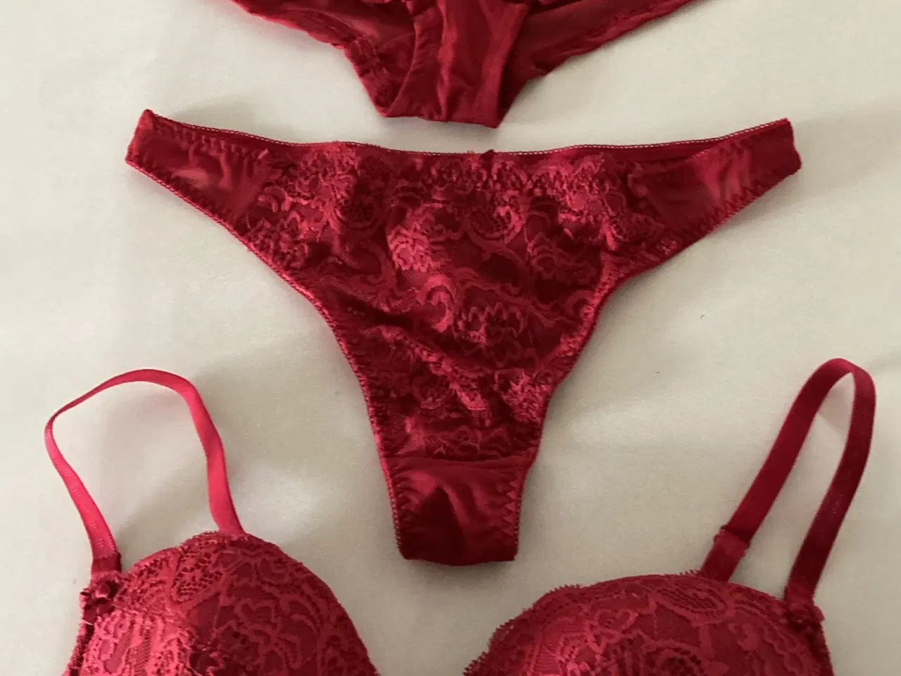 Billede 1 - NYT Chic Rød BH sæt