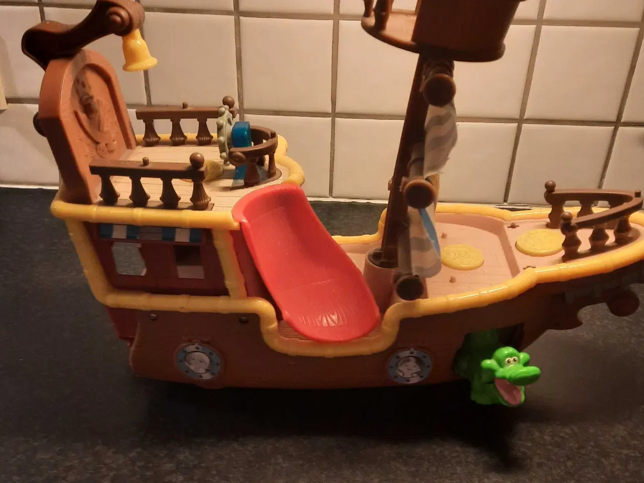 Billede 1 - Stort sørøverskib med hjul