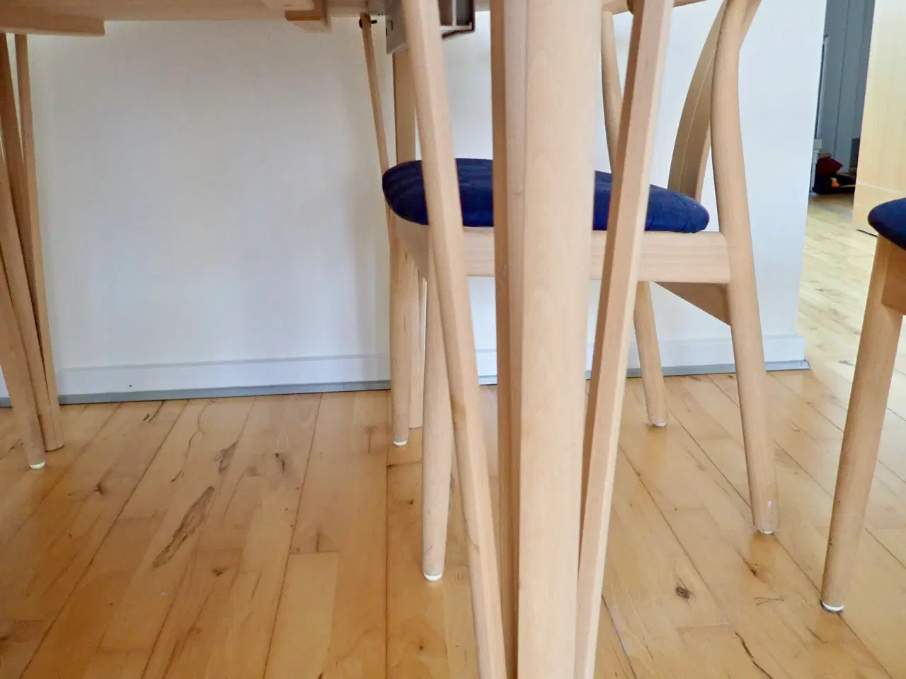 Billede 5 - Ellipseformet spisebord i birketræ og 6 stole i eg