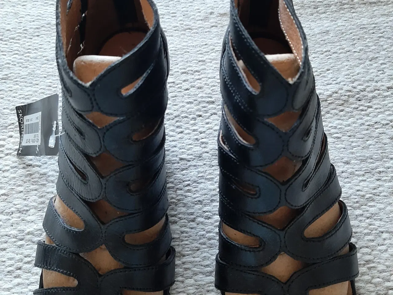 Billede 1 - Nye flotte sorte lædersandaler med hæl