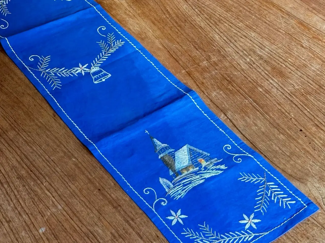 Billede 2 - Håndbroderet bordløber, blå m kirke, 120 x 21 cm