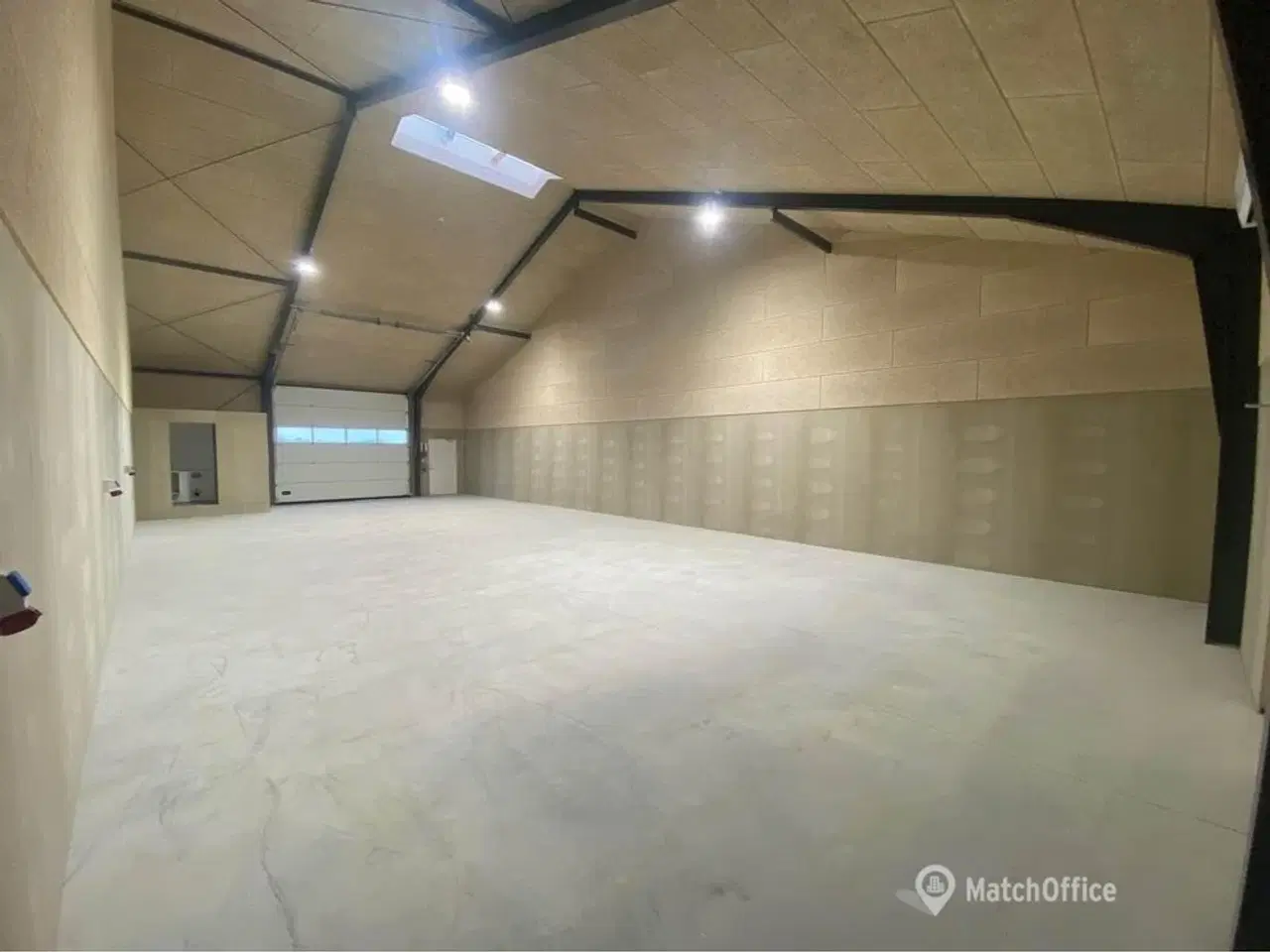 Billede 1 - 190 m2 Varmhal med Bad og Toilet