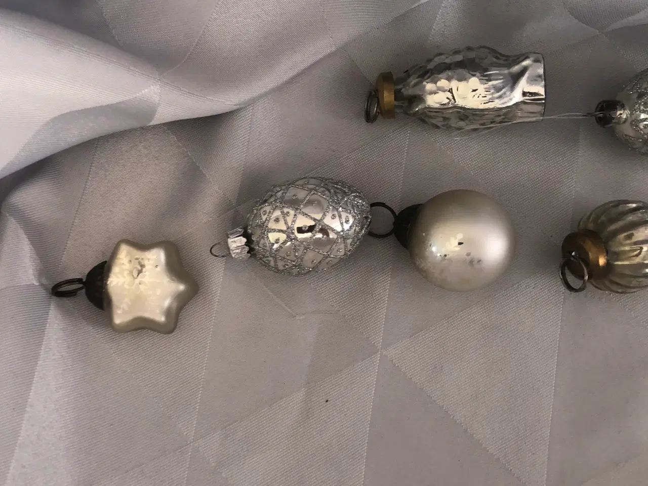 Billede 17 - 7 stks små sølvfarvet julekugler i glas