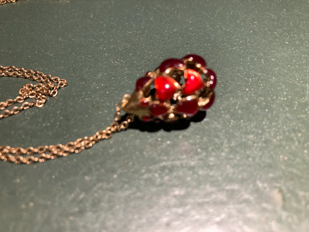 Billede 1 - Vedhæng med røde hjerter og gylden lang kæde