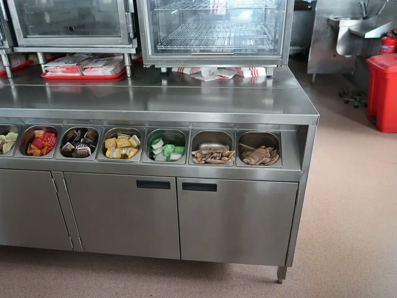 Billede 8 - Rustfri stålbord med indhold