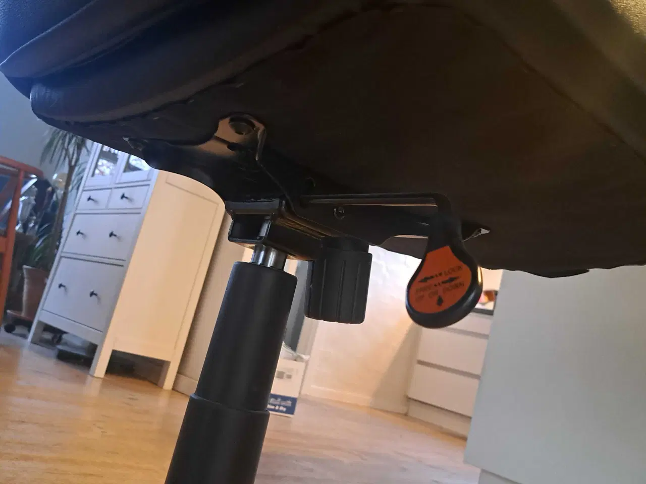 Billede 3 - KONTOR STOL MED HJUL