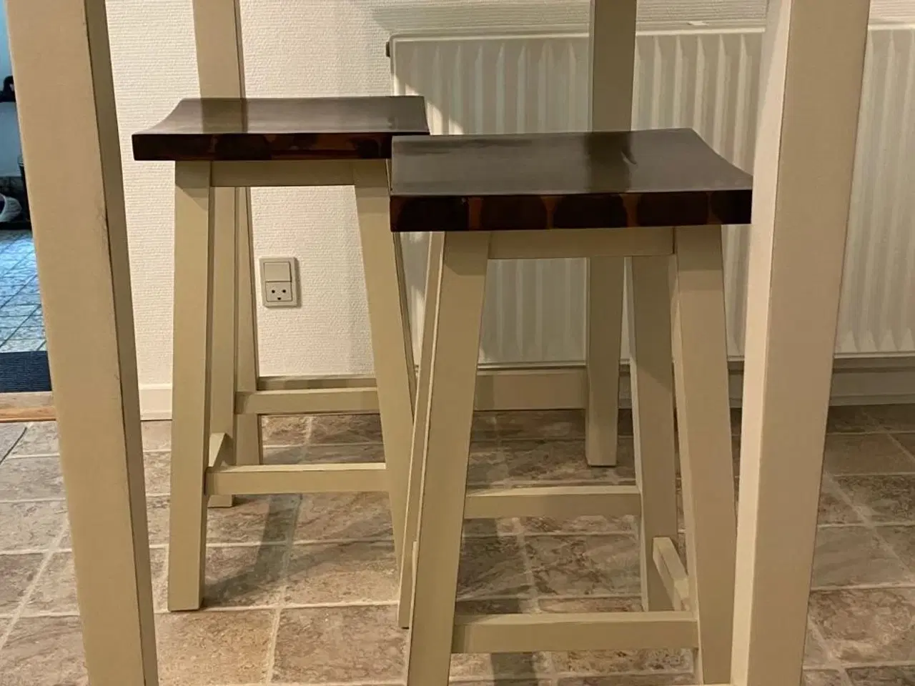 Billede 2 - Breakfast Bar with 2 Stools