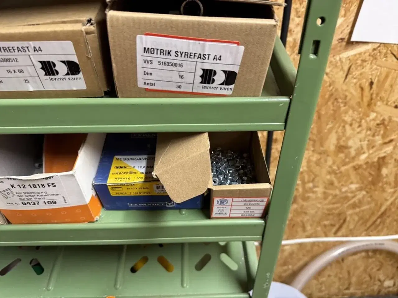 Billede 4 - Stålreol med diverse skruer, søm m.m.