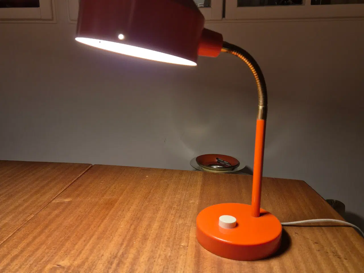 Billede 4 - Orange bordlampe i svensk design