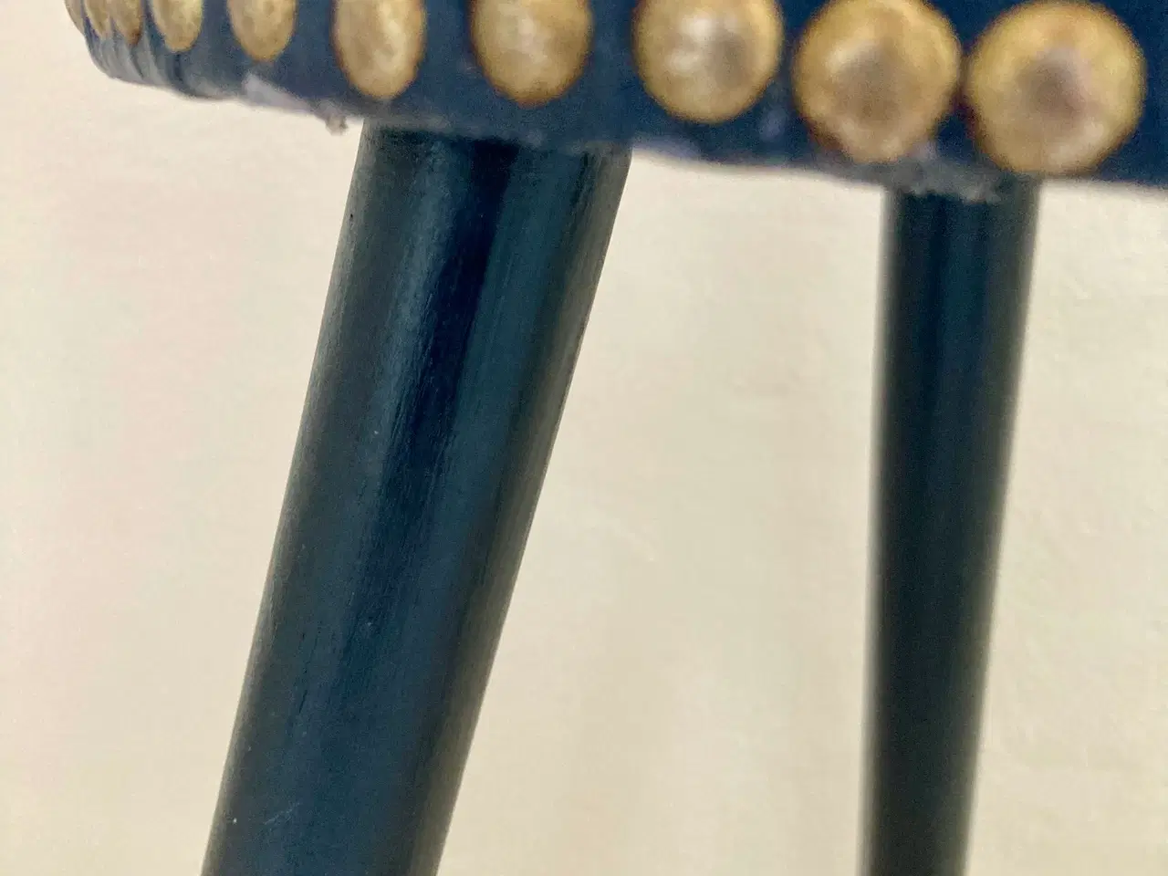 Billede 3 - Vintage taburet træ med Messingbeslået læder