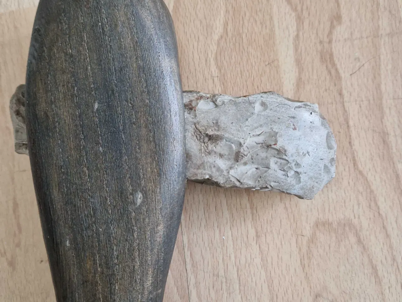 Billede 6 - Stenøkse, flint, på nyere sort træskaft