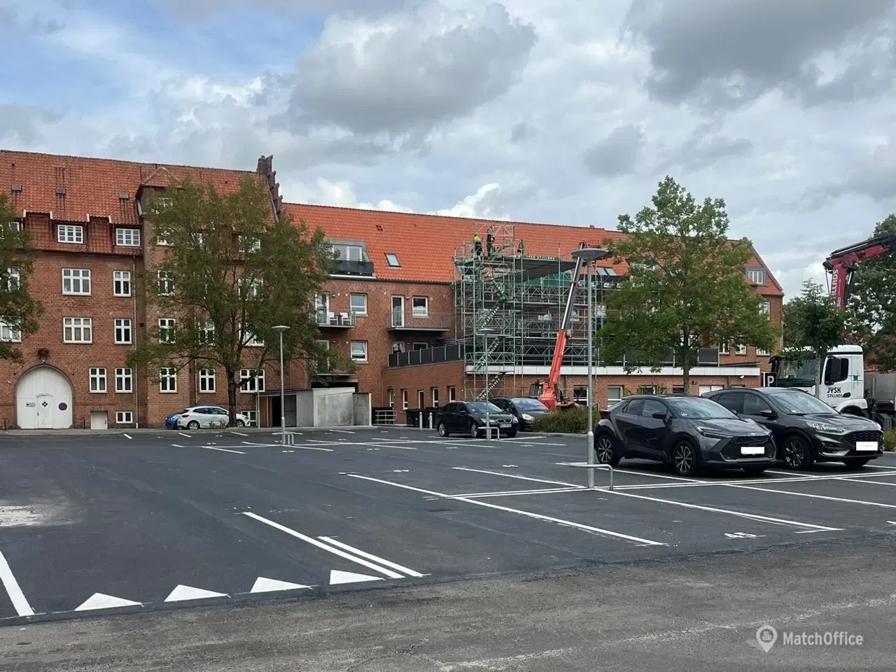 Billede 1 - Fast p-plads til leje i trygt gårdmiljø.