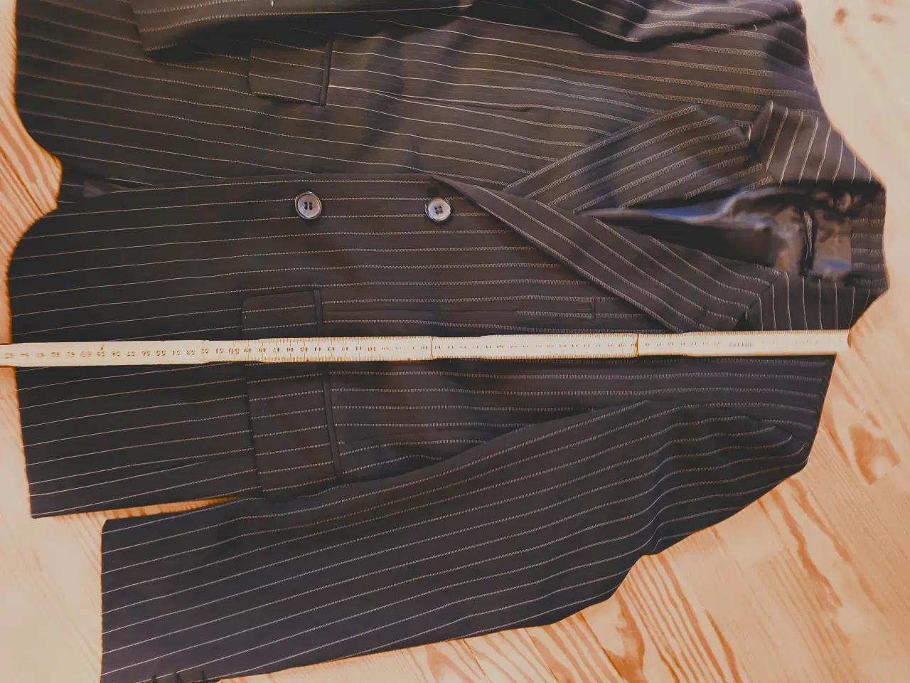 Billede 3 - Konfirmationsjakke, sort m. hvide striber