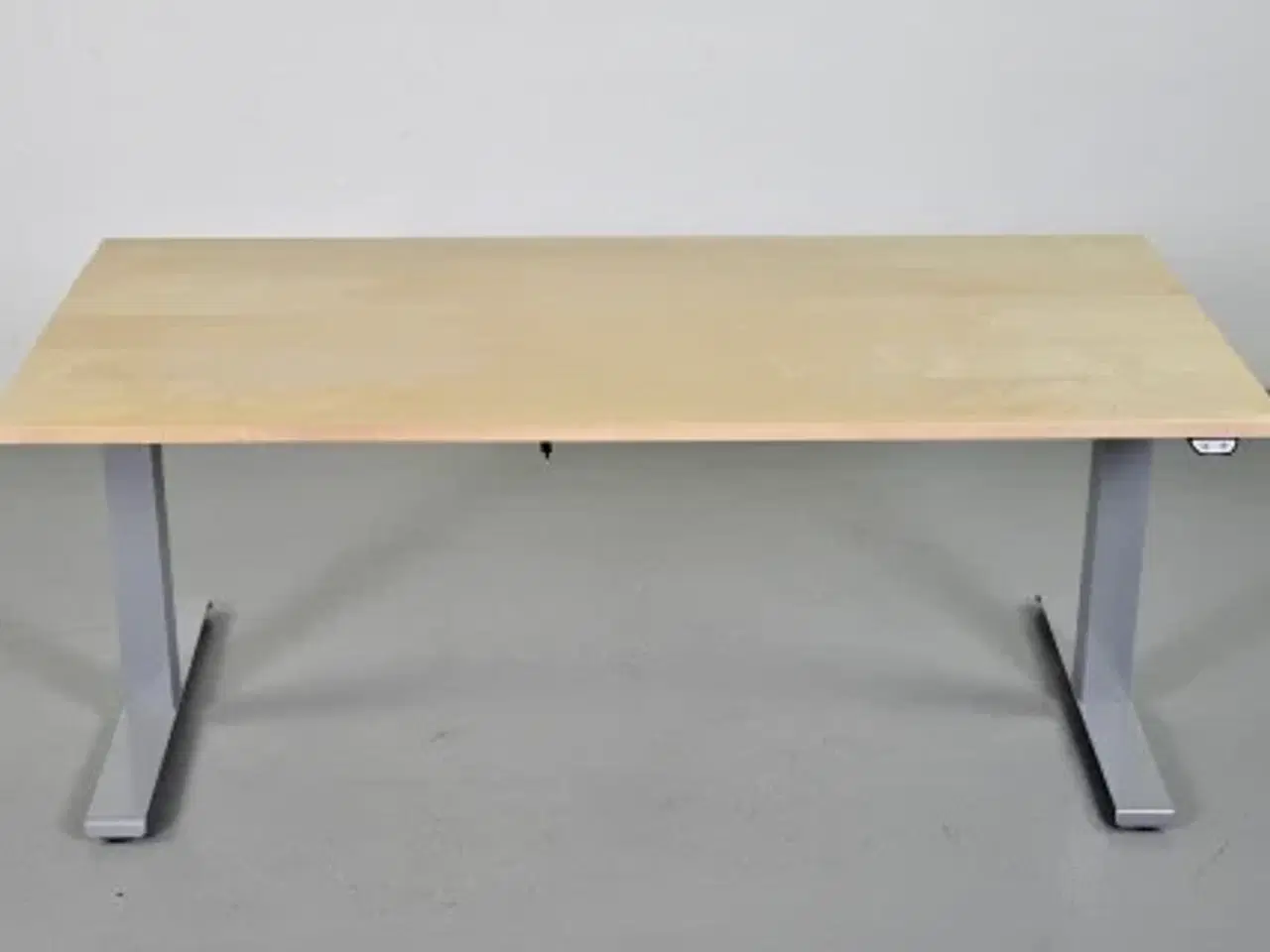 Billede 1 - Kinnarps hæve-/sænkebord med plade i ahorn og gråt stel