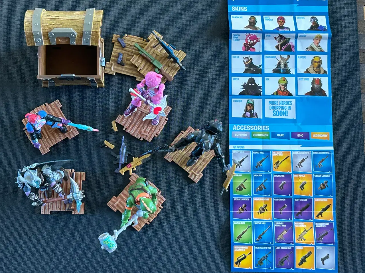 Billede 1 - 5 Fortnite figurer, 1 kiste, våben og byggeplader
