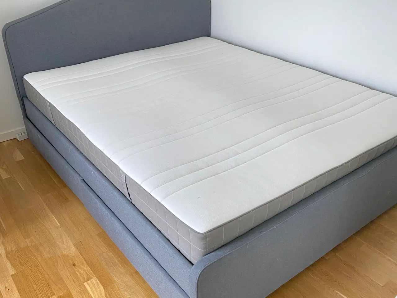 Billede 1 - Flot IKEA seng og madras 140 c 200 cm