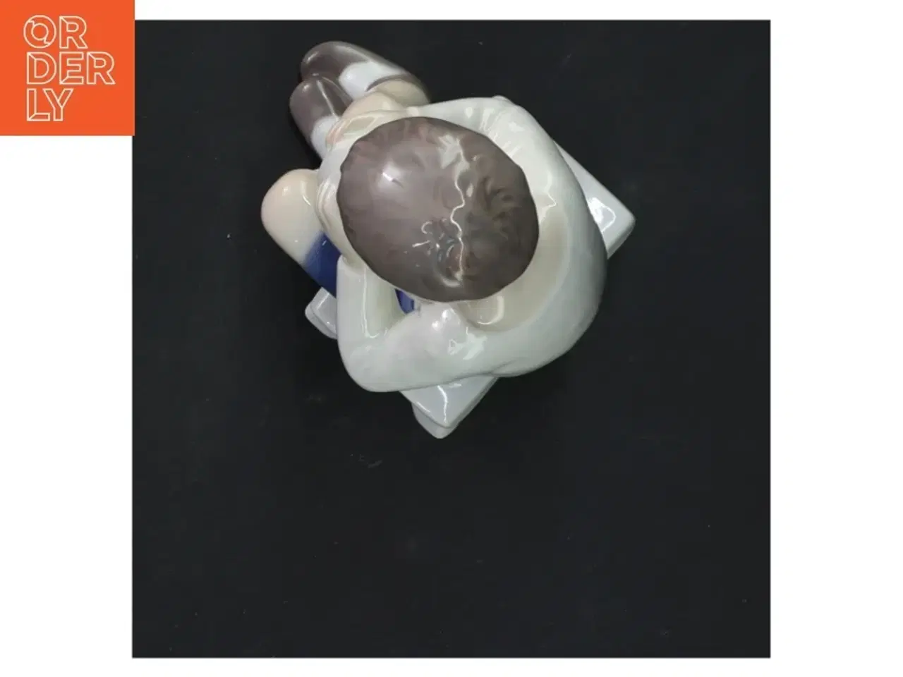 Billede 3 - Porcelænsfigur af barn på skammel fra B&G (str. 13x6 cm)