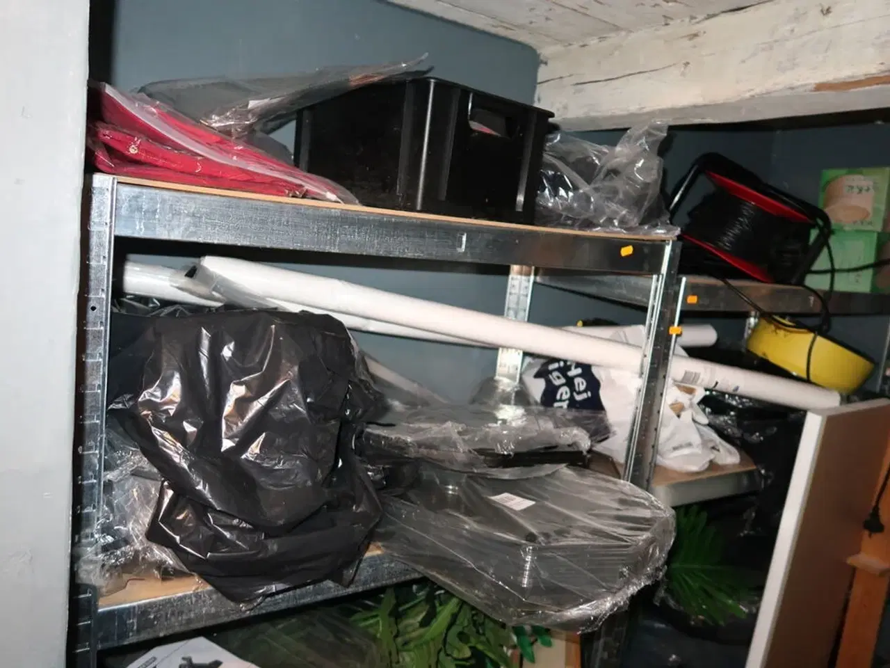 Billede 6 - 2 stk. reoler med div. Værktøj m.m.