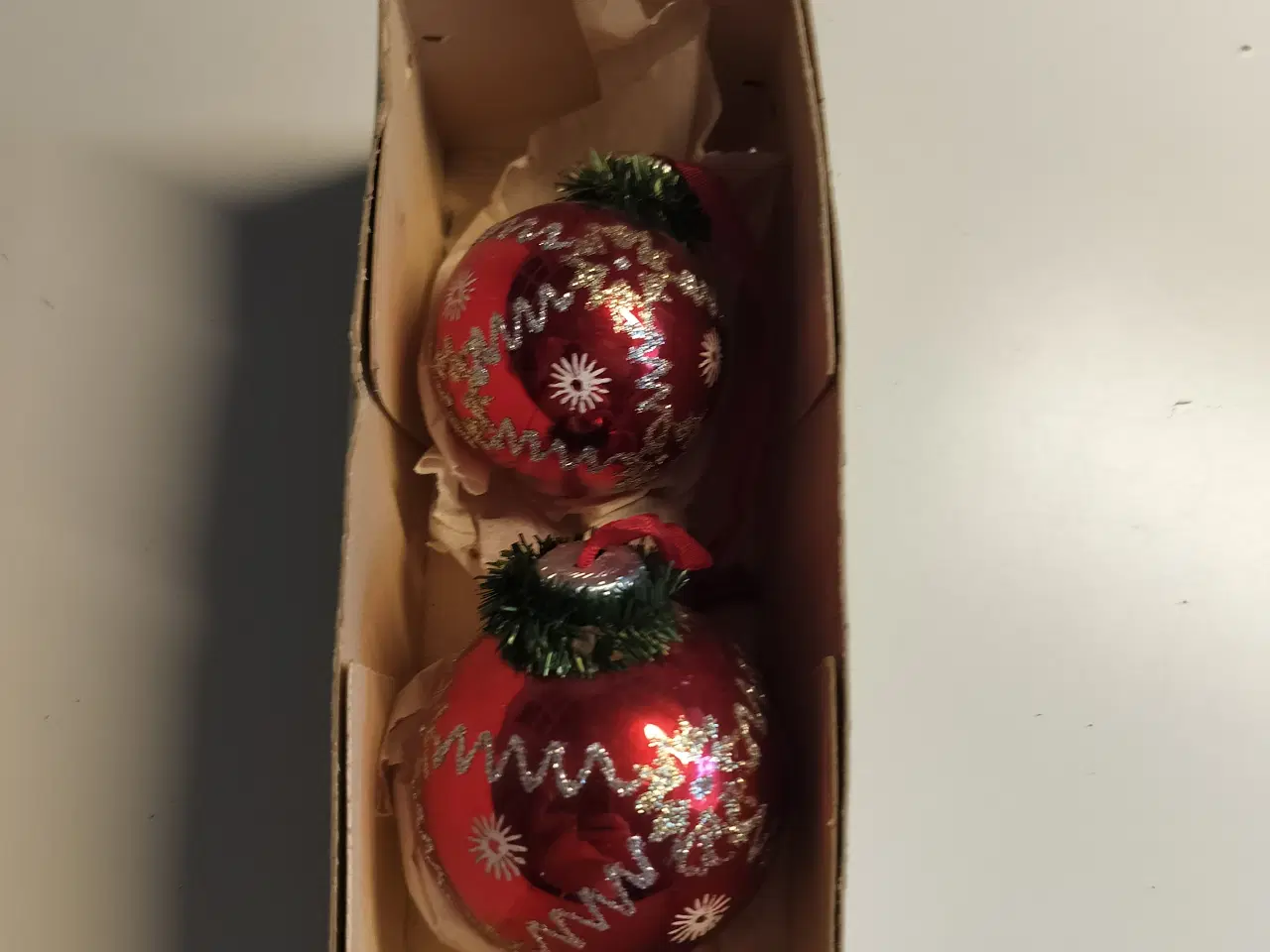 Billede 1 - 2 Gamle glas julekugler med pynt på.