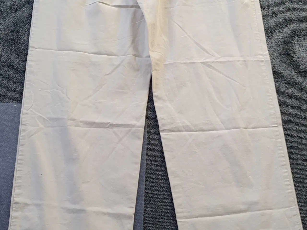 Billede 2 - Beige farvet bukser  str xl