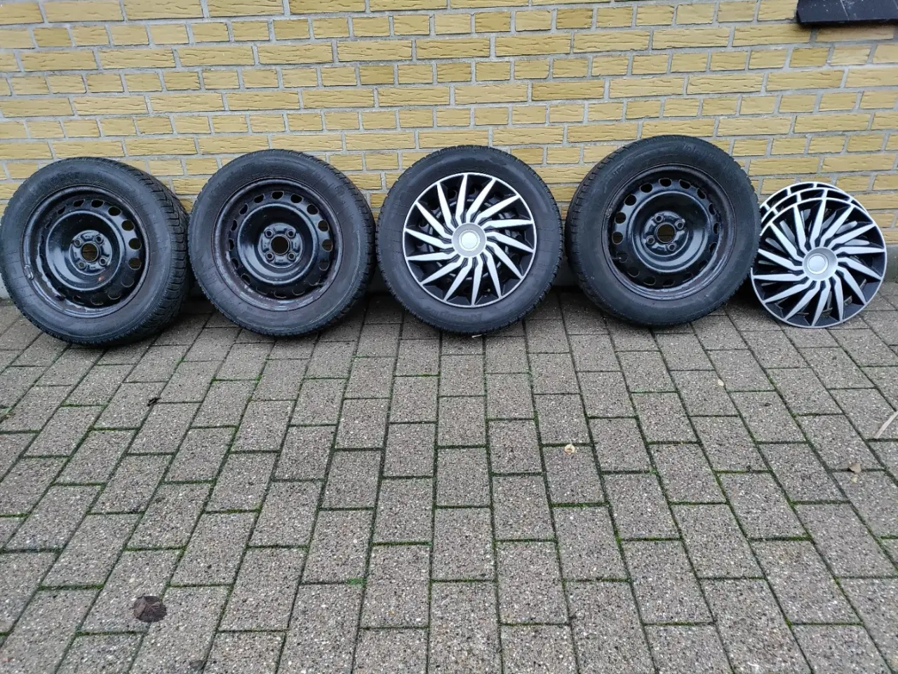 Billede 1 - Stålfælge med vinterdæk og navkapsler